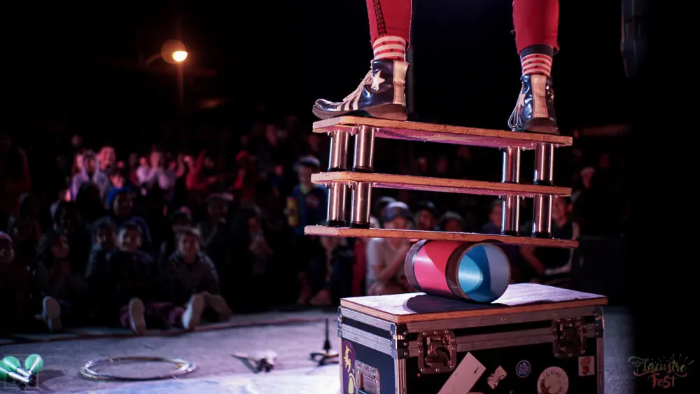 Equilibrio sobre rola-rola frente al público, Festival Lacustre